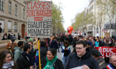 Manifestation contre des fermetures de classes, à Paris, le 31 mars 2026 ( AFP / Thomas SAMSON )