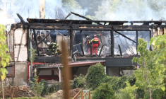 Des pompiers inspectent un bâtiment ravagé par les flammes dans un gîte pour personnes handicapées à Wintzenheim, dans le Haut-Rhin, le 9 août 2023 ( AFP / Sebastien BOZON )