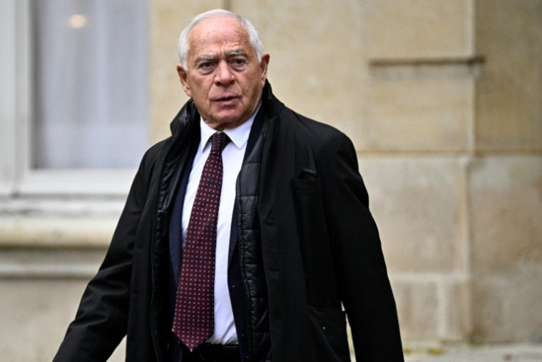 Le sénateur François Patriat quitte l'hôtel Matignon après une rencontre entre le Premier ministre et les chefs des groupes parlementaires, le 26 novembre 2024 à Paris ( AFP / JULIEN DE ROSA )