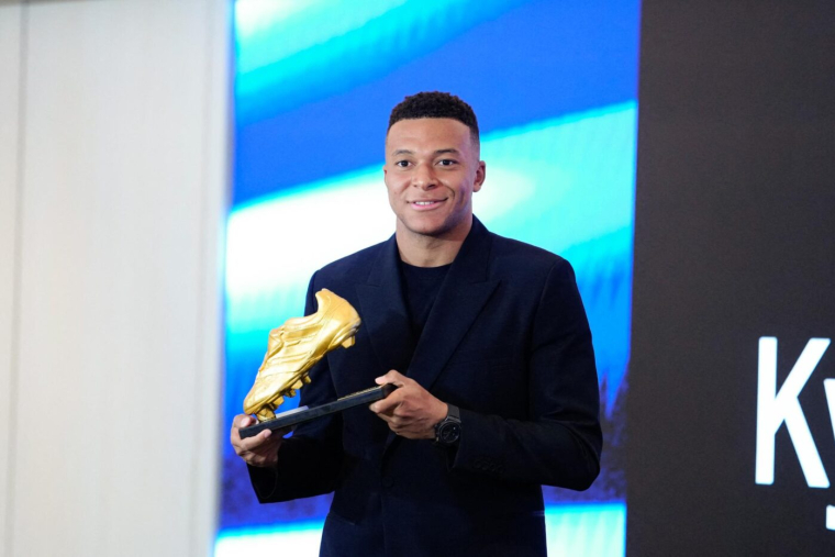 Kylian Mbappé a reçu son Soulier d’or de meilleur buteur européen