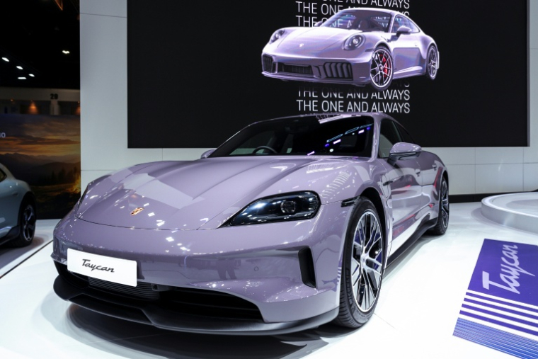Un modèle Taycan de Porsche exposé au salon de l'automobile à Bangkok, le 24 mars 2025 en Thaïlande ( AFP / Chanakarn Laosarakham )
