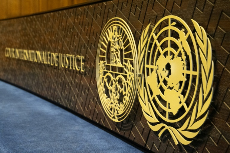 Le logo de la Cour internationale de justice (CIJ) lors d'une audience à La Haye, le 17 mai 2024 ( AFP / Nick Gammon )