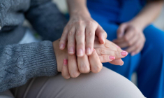 Aide à domicile : quelles démarches pour les personnes autonomes ou dépendantes ? / iStock.com - Mathana