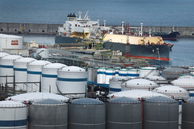 Des pétroliers et des méthaniers déchargent leur cargaison au port de Bilbao