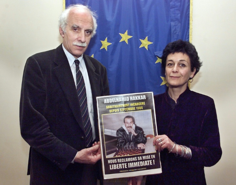 Erik Jurgens (g), membre de la Commission des questions juridiques et des droits de l'homme de l'assemblée parlementaire du Conseil de l'Europe et l'avocate de l'algérien Abdelhamid Hakkar, Me Isabelle Coutant-Peyre, lors d'une conférence de presse, le 14 février 2000 à Paris ( AFP / Patrick HERTZOG )
