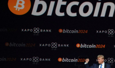 Le candidat républicain à la présidence et ancien président américain Donald Trump fait un geste lors de l'événement Bitcoin 2024 à Nashville