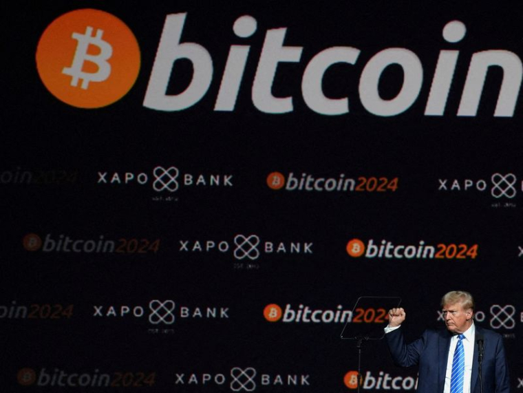 Le candidat républicain à la présidence et ancien président américain Donald Trump fait un geste lors de l'événement Bitcoin 2024 à Nashville