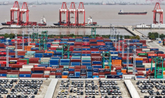 Une vue de drone montre des véhicules électriques (VE) destinés à l'exportation et des conteneurs dans un port de Shanghai