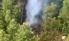 Image tirée d'une vidéo diffusée par la Direction interrégionale orientale des transports du Comité d'enquête russe, le 24 juillet 2025, montrant une vue aérienne du site du crash de l'avion de ligne Antonov AN-24 à l'extérieur de la ville de Tynda, dans la région de l'Amour, en Extrême-Orient russe ( Comité d'enquête russe / Handout )