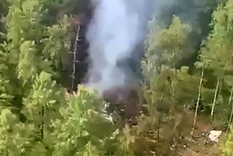 Image tirée d'une vidéo diffusée par la Direction interrégionale orientale des transports du Comité d'enquête russe, le 24 juillet 2025, montrant une vue aérienne du site du crash de l'avion de ligne Antonov AN-24 à l'extérieur de la ville de Tynda, dans la région de l'Amour, en Extrême-Orient russe ( Comité d'enquête russe / Handout )
