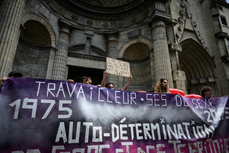 Manifestation à l'appel d'associations de travailleuses du sexe, le 31 mai 2025 à Lyon, pour commémorer le 50e anniversaire de la révolte d'une centaine de prostituées qui ont occupé l'église le 2 juin 1975 pour protester contre le harcèlement policier ( AFP / JEAN-PHILIPPE KSIAZEK )