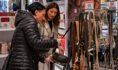 Les clients du magasin Macy's à Manhattan à New York City