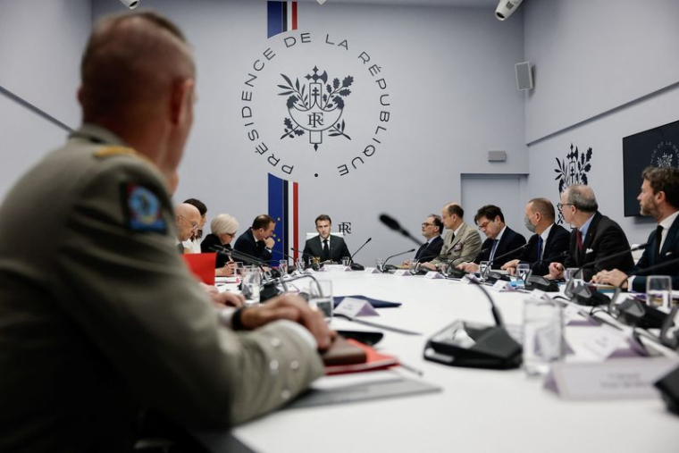 Le président français Emmanuel Macron lors d'un conseil de sécurité au palais de l'Élysée, à Paris
