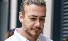 Le chanteur marocain Saad Lamjarred arrive à la Cour d'assises du Var, le 11 mai 2026 à Draguignan,accusé d'avoir violé une serveuse en 2018 près de Saint-Tropez ( AFP / MIGUEL MEDINA )