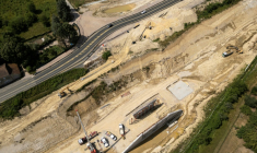 Une vue aérienne d'une partie du chantier de l'A69 à Verfeil, en Haute-Garonne, le 24 juin 2025 ( AFP / Lionel BONAVENTURE )
