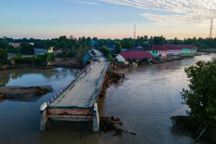 Vue d'un pont endommagé par les inondations, le 30 novembre 2025 à Meureudu en Indonésie ( AFP / CHAIDEER MAHYUDDIN )