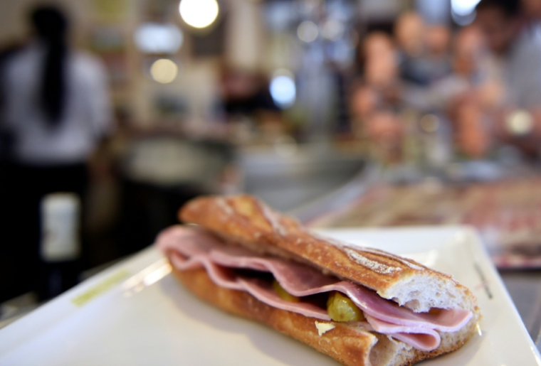Un sandwich jambon-beurre dans un bistrot à Paris, le 4 mars 2015 ( AFP / LOIC VENANCE )