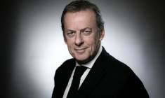 Olivier Nora pose à Paris le 2 février 2018 ( AFP / JOEL SAGET )