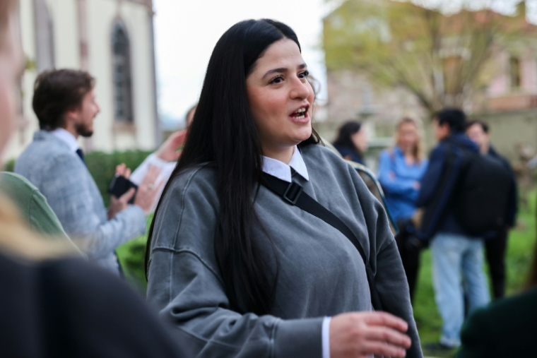 La militante et réfugiée syrienne Sarah Mardini arrive au tribunal à Mytilène, le 4 décembre 2025 ( AFP / Manolis LAGOUTARIS )