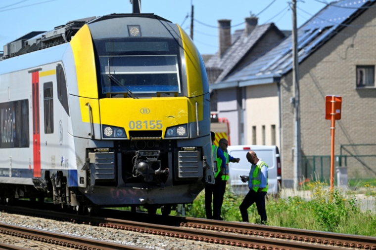 Le train qui a percuté un car scolaire dans le nord de la Belgique, le 26 mai 2026 ( AFP / JOHN THYS )