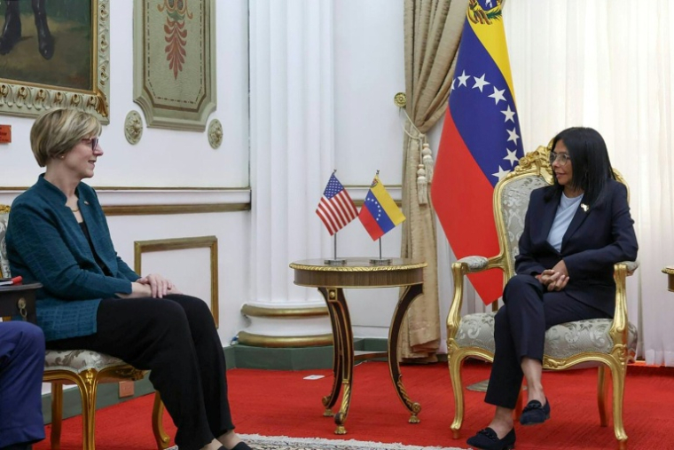 La chargée d'affaires américaine au Venezuela Laura Dogu est reçue par la présidente vénézuélienne par interim Delcy Rodriguez (à droite), le 2 février 2026 à Caracas ( Venezuelan Presidency / Handout )