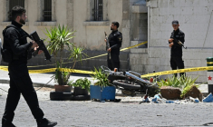 Des agents de sécurité montent la garde près de l’hôtel Four Seasons après deux explosions survenues à proximité, à Damas, en Syrie, le 7 juillet 2026 ( AFP / LOUAI BESHARA )