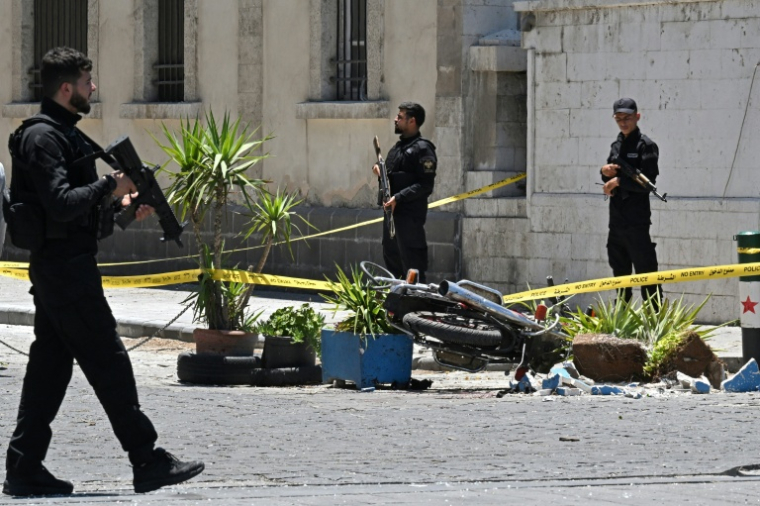 Des agents de sécurité montent la garde près de l’hôtel Four Seasons après deux explosions survenues à proximité, à Damas, en Syrie, le 7 juillet 2026 ( AFP / LOUAI BESHARA )