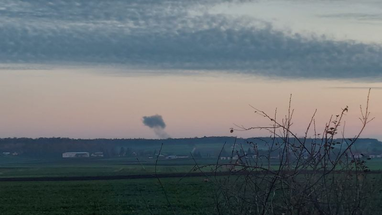 Photo de la fumée qui monte au loin, au milieu de rapports faisant état de deux explosions en Pologne, près de la frontière avec l'Ukraine