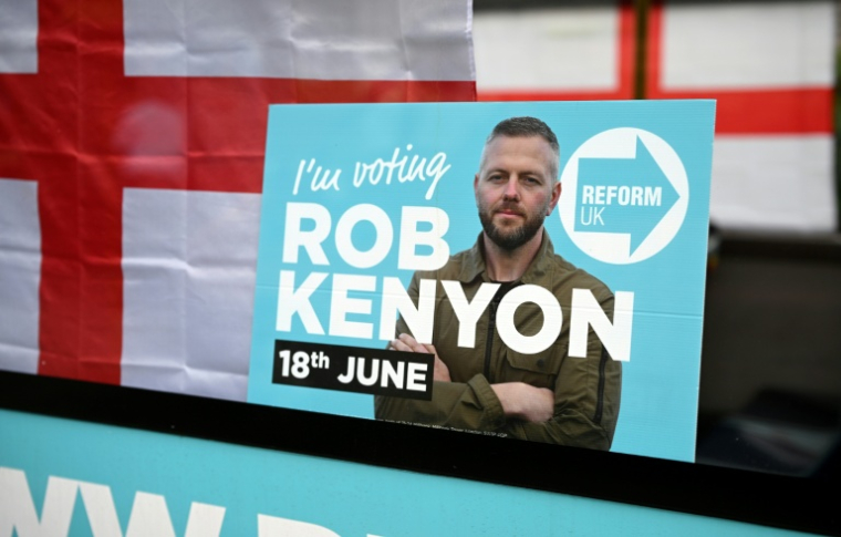 Une affiche pour le candidat de Reform UK, Rob Kenyon, à la législative partielle de Makerfield, dans le nord-ouest de l'Angleterre, le 16 juin 2026 ( AFP / Oli SCARFF )