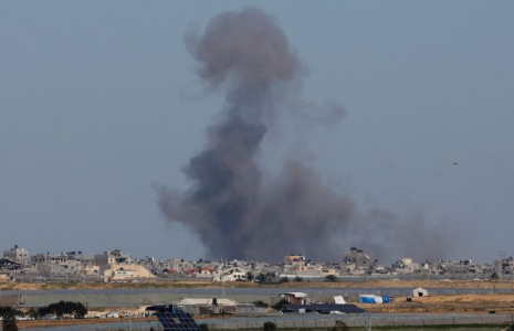 De la fumée s'élève lors d'une opération terrestre israélienne à Khan Younis