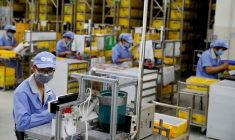Photo d'archives des employés dans une usine du fabricant de composants SMC en Chine