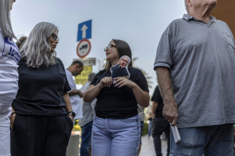 Des partisans du Premier ministre israélien Benjamin Netanyahu, attendent son arivée à Dimona, le 21 octobre 2026 en Israël ( AFP / Ilia YEFIMOVICH )