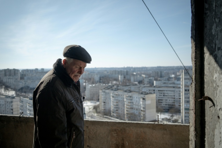 Grygoriï Gladysh dans son immeuble de Kharkiv, dont il est désormais le seul occupant, le 27 février 2026 ( AFP / Ivan SAMOILOV )
