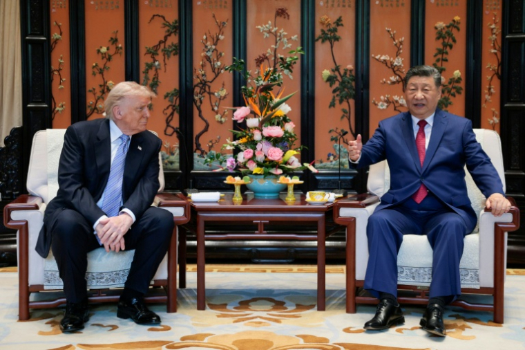 Le président américain Donald Trump (g) et le président chinois Xi Jinping lors d'une rencontre en marge de leur visite au jardin Zhongnanhai à Pékin, le 15 mai 2026 ( POOL / Evan Vucci )
