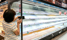 Un supermarché de la ville chinoise de Shenzhen, voisine de Hong Kong, aux rayons dévalisés par les cients à l'approche du typhon Ragasa, le 22 septembre 2025 ( AFP / Adek BERRY )