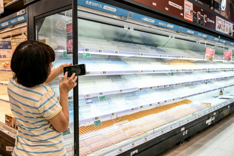 Un supermarché de la ville chinoise de Shenzhen, voisine de Hong Kong, aux rayons dévalisés par les cients à l'approche du typhon Ragasa, le 22 septembre 2025 ( AFP / Adek BERRY )