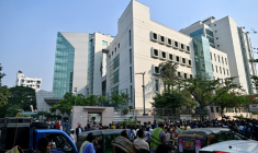 Des personnes et des journalistes rassemblés devant l'hôpital Evercare où l'ancienne Première ministre Khaleda Zia est en soins intensifs, le 29 novembre 2025 à Dacca, au Bangladesh ( AFP / MUNIR UZ ZAMAN )