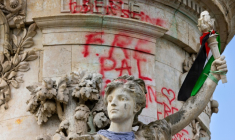 La statue de la République taguée après des manifestations en soutien aux Palestiniens à Gaza, place de la République à Paris, le 13 juin 2025 ( AFP / JOEL SAGET )