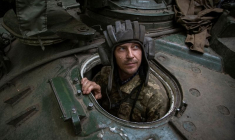 Un soldat ukrainien dans un véhicule militaire blindé, dans la région de Donetsk