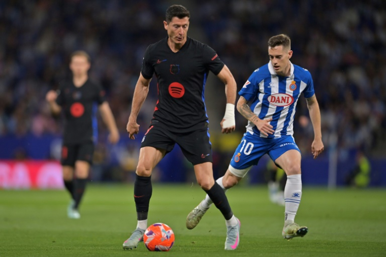 L'attaquant polonais du FC Barcelone Robert Lewandowski (centre) lors du match contre l'Espanyol Barcelone le 15 mai 2025 à Barcelone ( AFP / MANAURE QUINTERO )