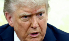 Le président américain Donald Trump assiste à une réunion avec le chancelier allemand Friedrich Merz (non visible) à la Maison Blanche