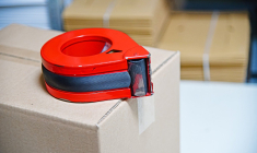 Des escrocs ont mis en place une arnaque au colis DHL pour tenter de dérober les coordonnées bancaires des victimes.  (phily_shotz / Pixabay)