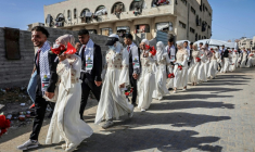 Une procession de jeunes mariés participant à une cérémonie de mariage collectif dans la ville de Gaza, le 11 mai 2026. ( AFP / Omar AL-QATTAA )