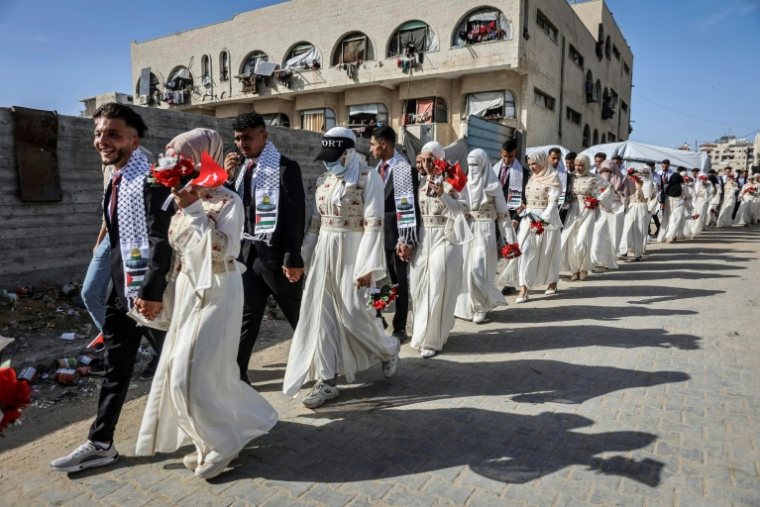 Une procession de jeunes mariés participant à une cérémonie de mariage collectif dans la ville de Gaza, le 11 mai 2026. ( AFP / Omar AL-QATTAA )