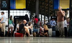 Des passagers à la Gare du Nord, à Paris, le 22 juin 2026 ( AFP / JOEL SAGET )