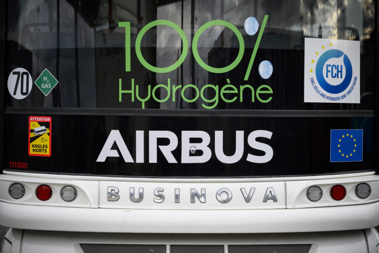 Un bus à hydrogène lors de l'inauguration d'une station de production et de distribution d'hydrogène vert à l'aéroport Toulouse-Blagnac de Toulouse, le 4 décembre 2023. ( AFP / LIONEL BONAVENTURE )