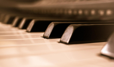 Un particulier, dont le piano avait été abîmé pendant un déménagement, aura bien droit à une indemnisation malgré la franchise incluse dans le contrat (illustration). (Thomas B / Pixabay)