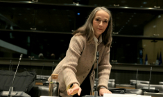 La présidente de France Télévisions, Delphine Ernotte Cunci, arrive pour son audition devant la commission d'enquête sur l'audiovisuel public à l'Assemblée nationale, le 10 décembre 2025 à Paris ( AFP / Alain JOCARD )