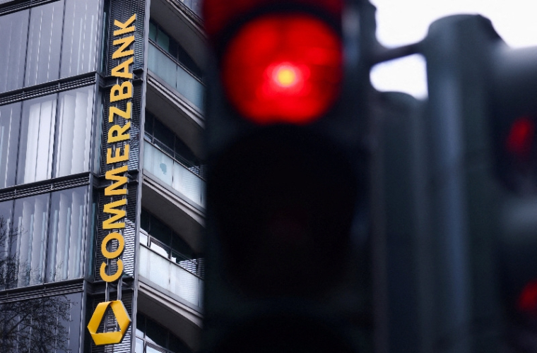 Le logo de la Commerzbank dans une succursale à Cologne