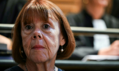 Gisèle Pelicot dans la salle d'audience, avant le procès en appel de Husamettin Dogan dans l'affaire des viols de Mazan au palais de justice de Nîmes, le 6 octobre 2025 ( AFP / Gabriel BOUYS )